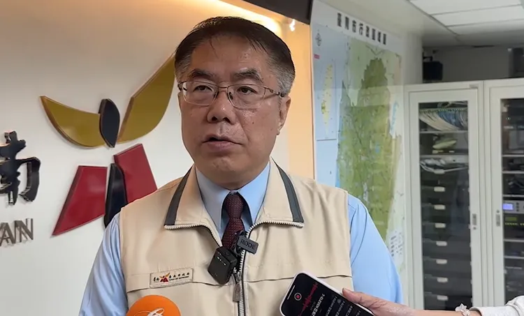 台南市長黃偉哲說，今晚8時宣布明天是否續放颱風假。讀者提供