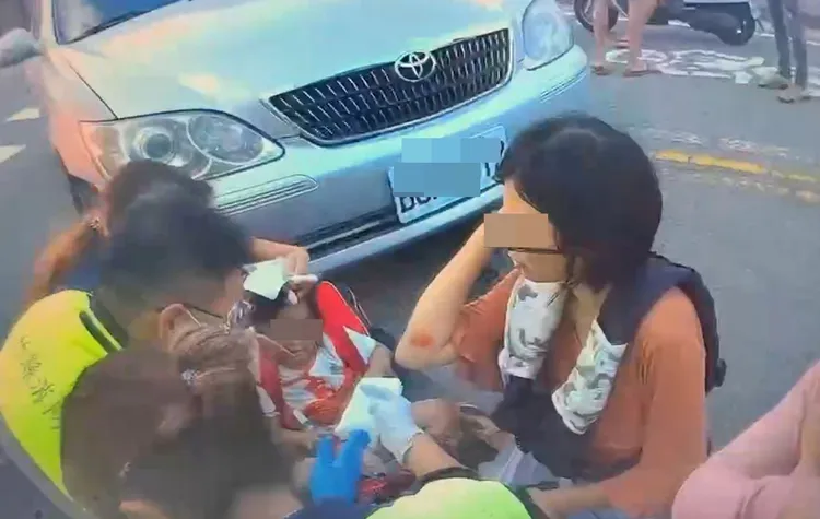 母女3人路口遭撞飛。翻攝畫面