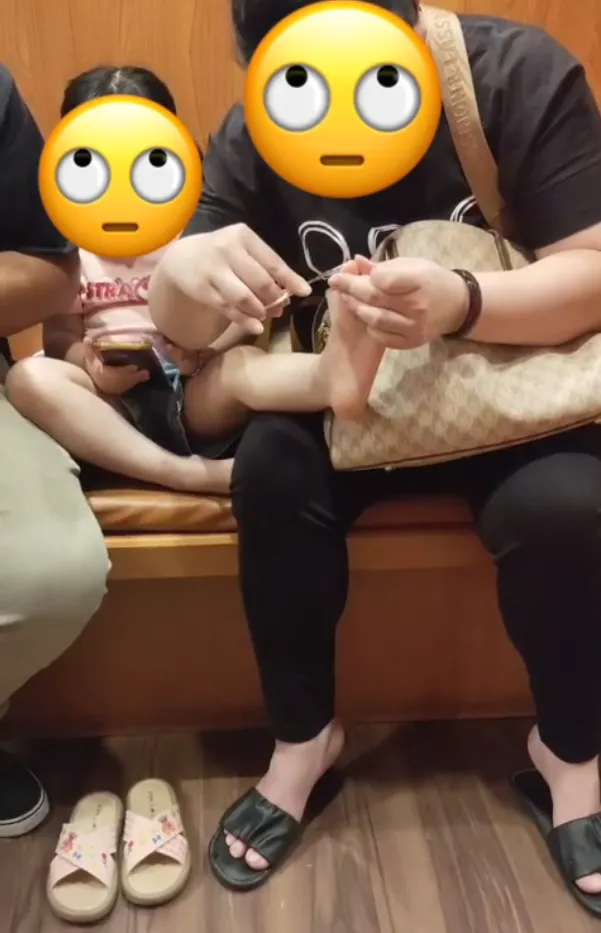 一名媽媽幫女兒剪腳指甲。。翻攝Dcard畫面