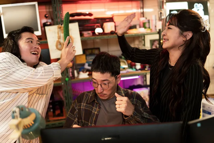 王彩樺（右起）、許時豪、洪群鈞劇中合作陰間交付的Ａ片任務。公視提供