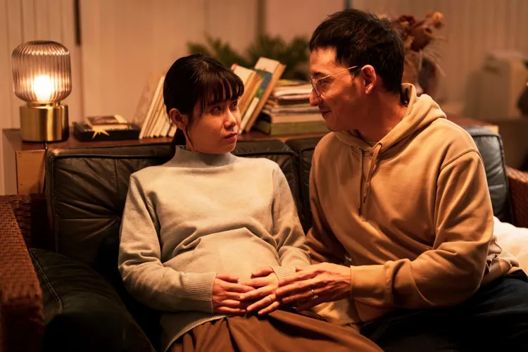 夫妻檔演員許時豪、彭若萱劇中合體，演出「萬廷方」與「陳穎」夫妻。公視提供