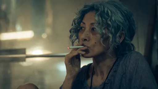 性感女神崩壞了!「白髮+滿臉皺紋」 他驚呼:不敢直視