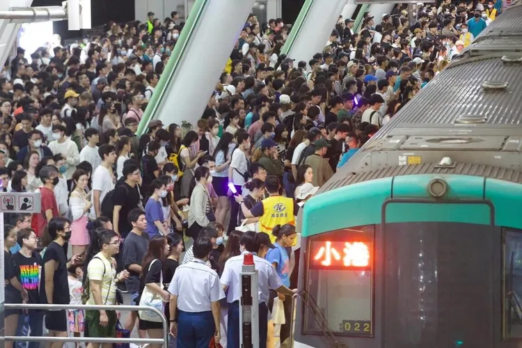 高雄辦演唱會吸引大量人潮，也帶來龐大觀光娛樂財。高雄捷運公司提供