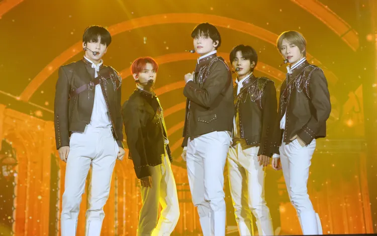 TXT隊長秀彬（左起）、然竣、休寧凱、太顯、杋圭勁歌熱舞，嗨翻9000名粉絲。讀者提供