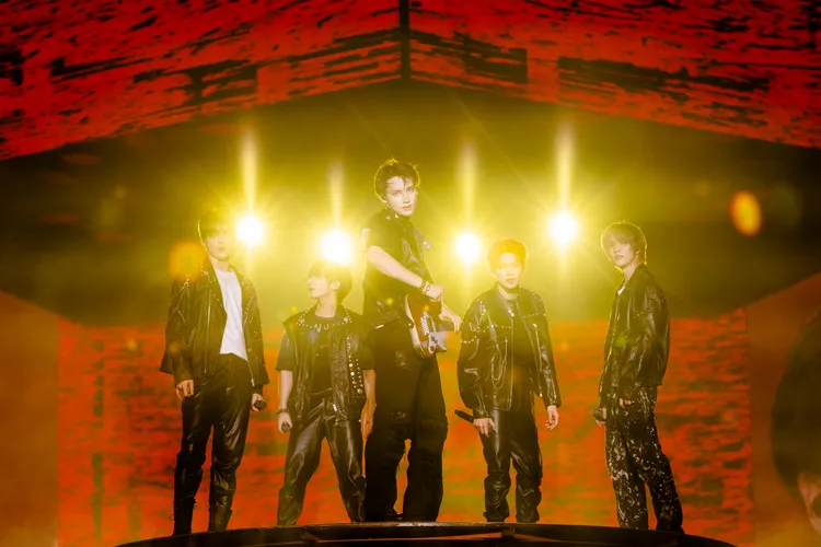 休寧凱（中）接受全場粉求婚。遠雄創藝提供