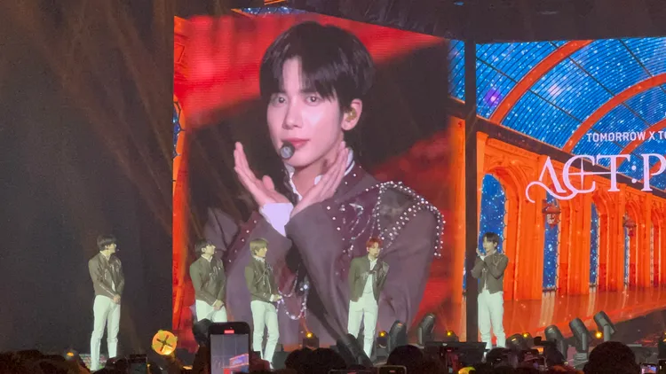 太顯做出花瓣姿勢「外表check」。讀者提供