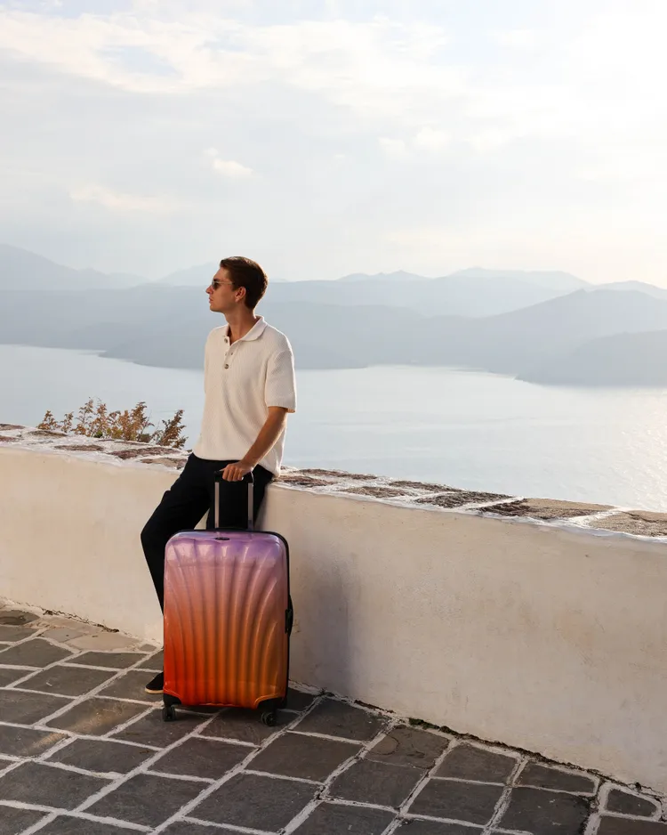 漸變色調完美詮釋落日餘暉的細膩層次與迷人魅力。品牌提供