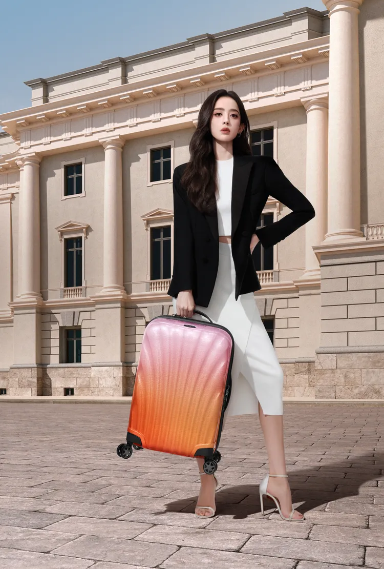 古力娜扎演繹C-LITE系列SUNSET新色。品牌提供