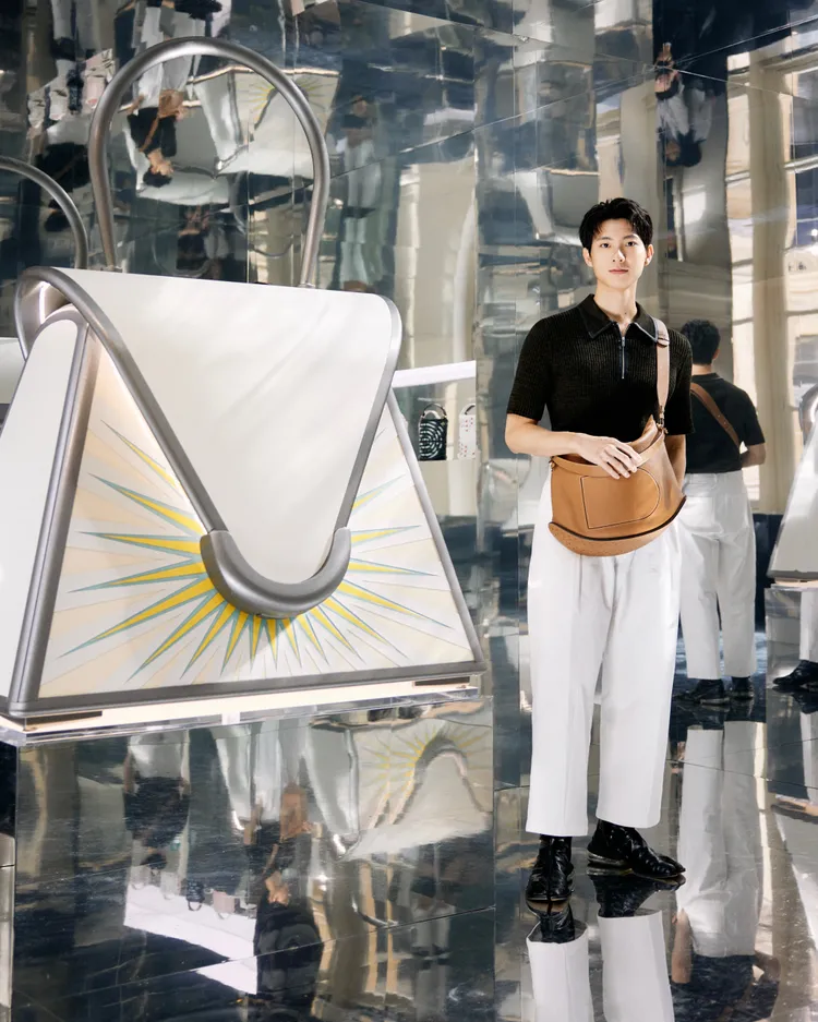 彭千祐搭配同款茶色Pin Swing XL手袋。品牌提供