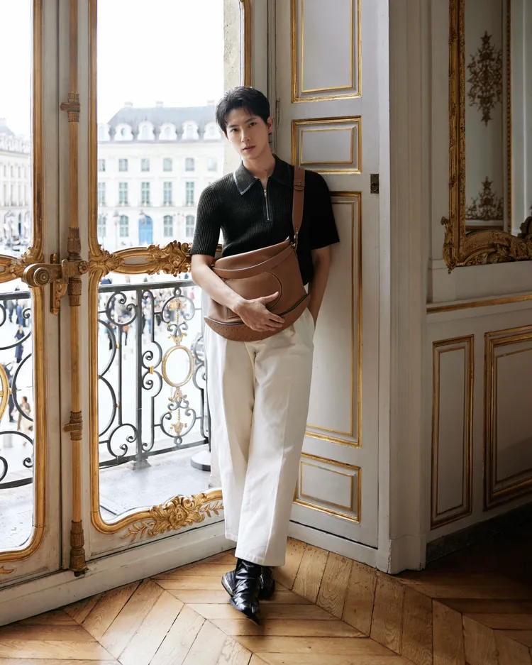 彭千祐搭配同款茶色Pin Swing XL手袋。品牌提供