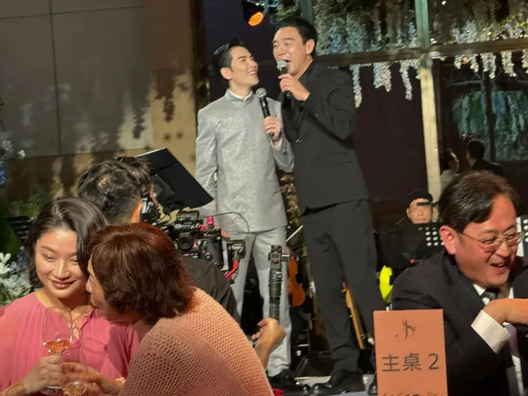 鍾鎮濤登台高歌一曲。