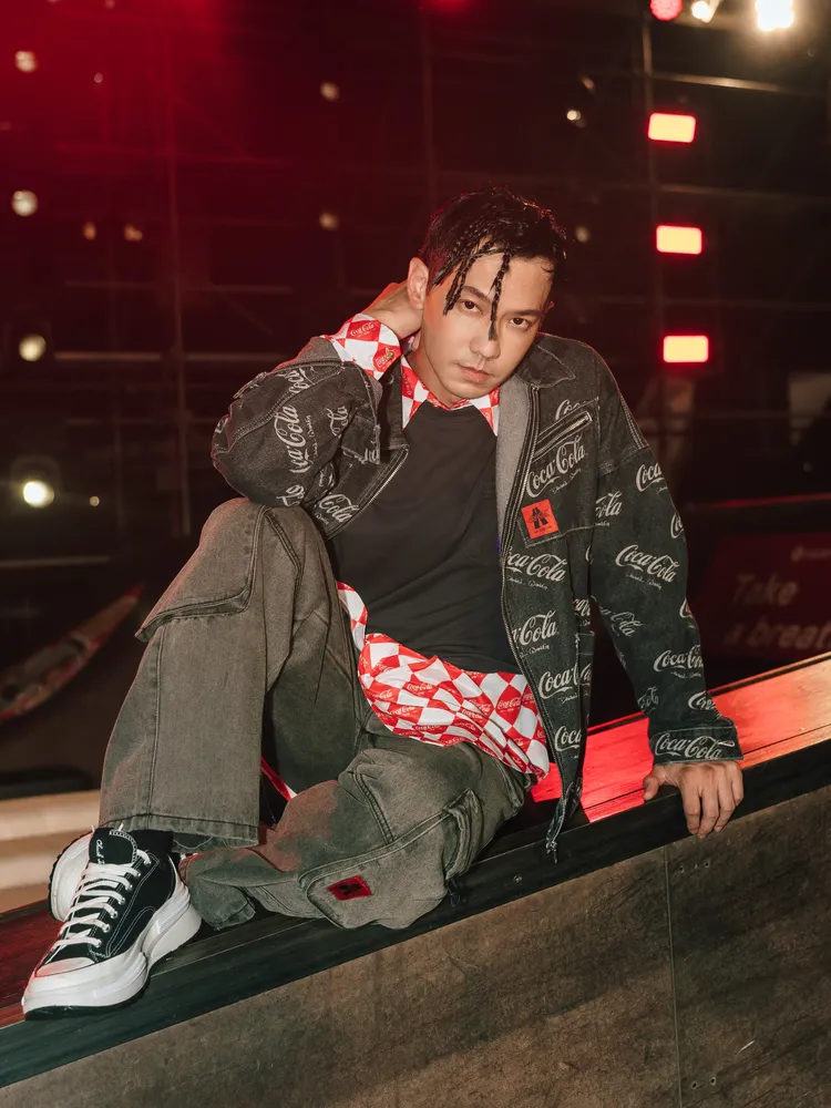 鄒承恩綁辮子頭走秀，差點認不出來。旋轉娛樂提供