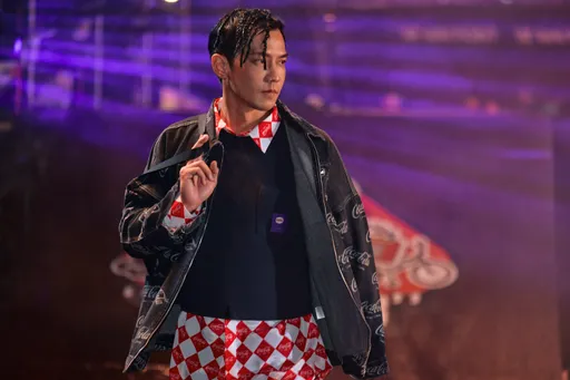 鄒承恩腳踩5公分鞋走秀初體驗 遇狂風暴雨超怕滑倒