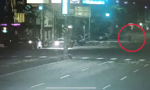 疑未注意「變紅燈」!高雄9旬婦闖紅燈走斑馬線遭撞斃 但肇事駕駛卻棄車跑了