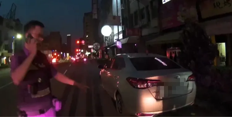 警方到場時駕駛不見蹤影，目前正通知車主到案說明。讀者提供