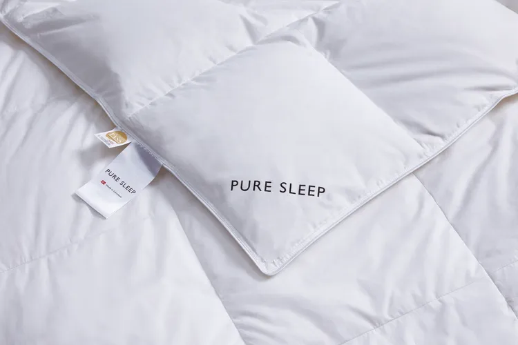 純淨丹麥90D羽絨四季被開幕優惠價1萬2800元。業者提供