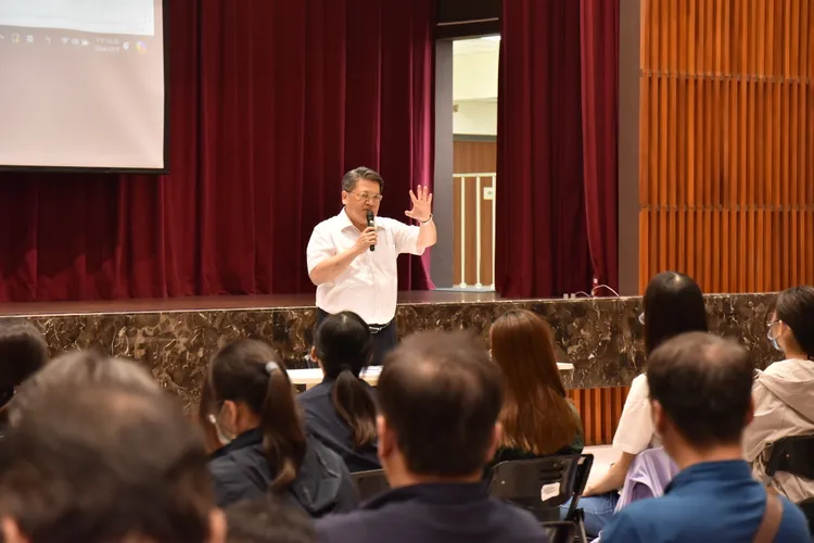 市警局人事室說明第1波跨分局「服務滿6年及滿1年自己請調」相關規定。市警局提供