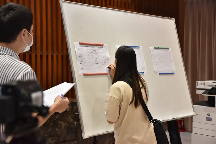 員警依遷調積分高低，依序上台公開自主選填服務單位。市警局提供