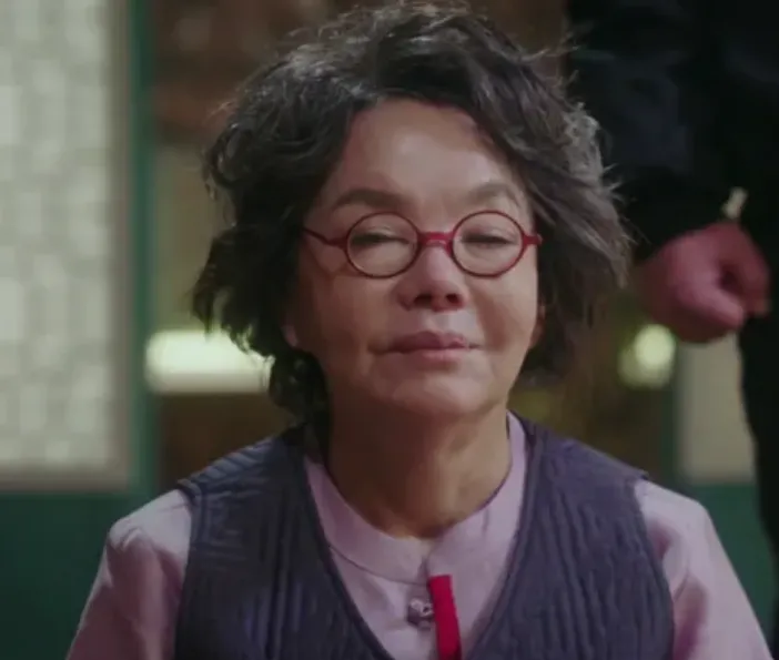 金守美在《皇后的品格》客串前皇后殿秘書室長。翻攝SBS