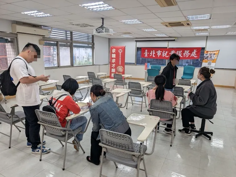 就服處邀集21家知名企業，提供近千個工作機會。北市勞動局就業服務處提供