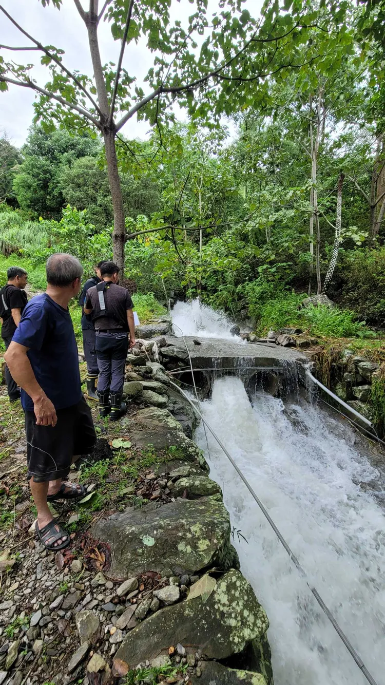 這條山溝溪水暴漲2男疑因清樹枝遭沖走。民眾提供