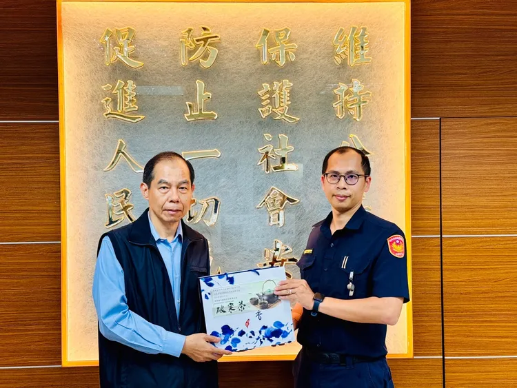 殉職劉所長(右一)破獲刑案及授獎。警方提供