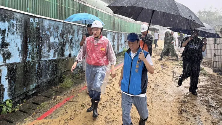 謝國樑勘災。翻攝自謝國樑臉書