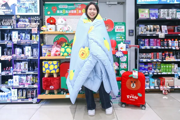 萌到融化的LINE FRIENDS水果系列「新鮮繽果吧」集點活動第二波可愛登場，粉絲期待已久的兩款實用好物《鮮來杯果汁杯》、《祝檸好夢太空被》也終於上架。業者提供