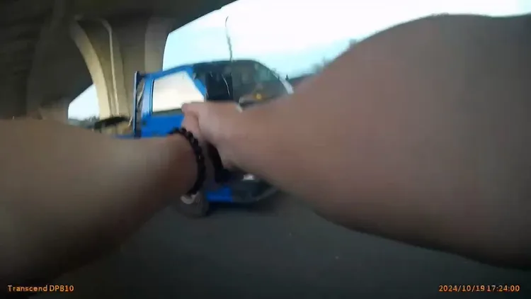 警方兩度攔下小貨車，合開6槍仍被脫逃。民眾提供