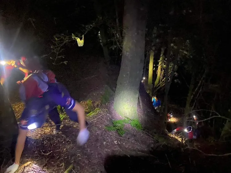 消防人員將楊姓領隊遺體運回。民眾提供