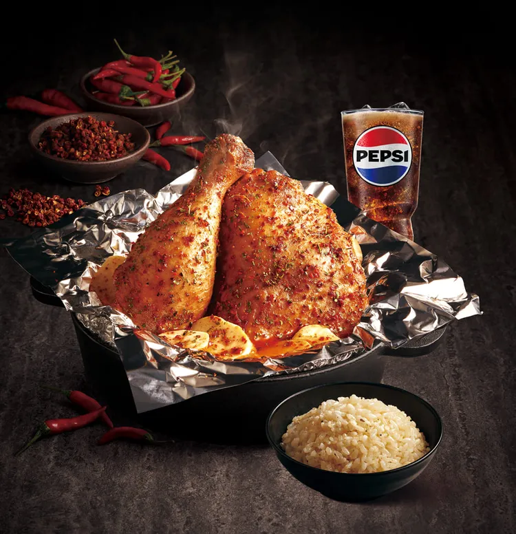 同步推出「川麻湘辣紙包雞」可搭配「雞汁風味飯」一起吃。肯德基提供