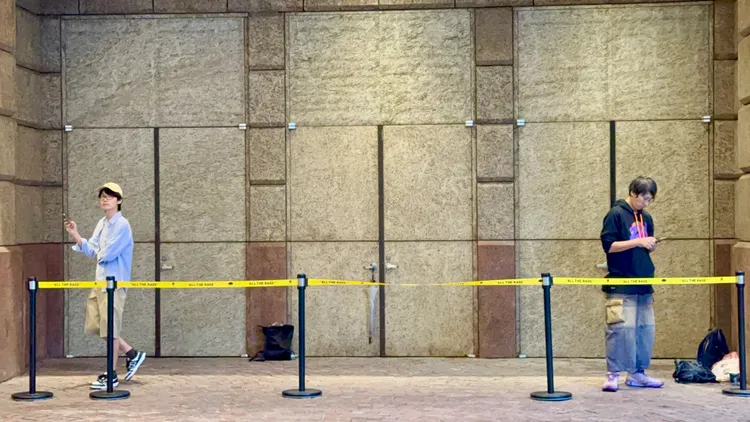 文華東方酒店大門口，一早就有粉絲排隊希望見到劉德華一面。特勤中心攝