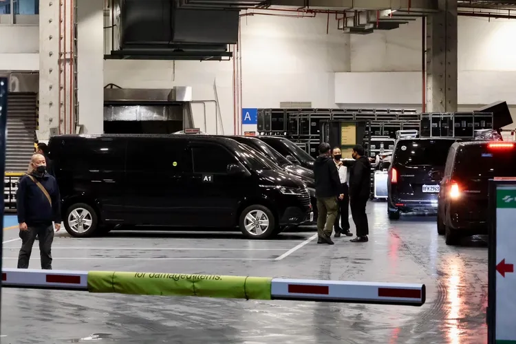 總統級保鑣寶哥親自領軍團隊保護天王劉德華下車。特勤中心攝