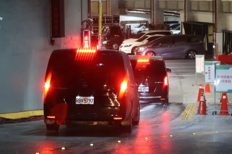 劉德華搭乘賓士保母車隊開進台北小巨蛋。特勤中心攝