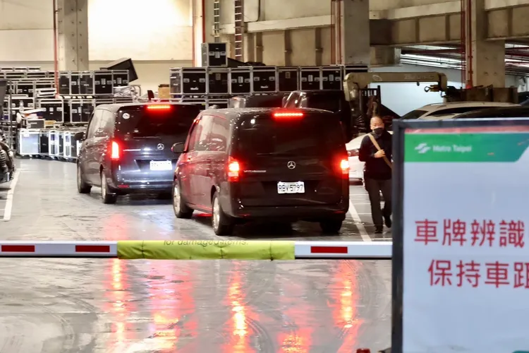 劉德華抵達小巨蛋停車場準備下車。特勤中心攝