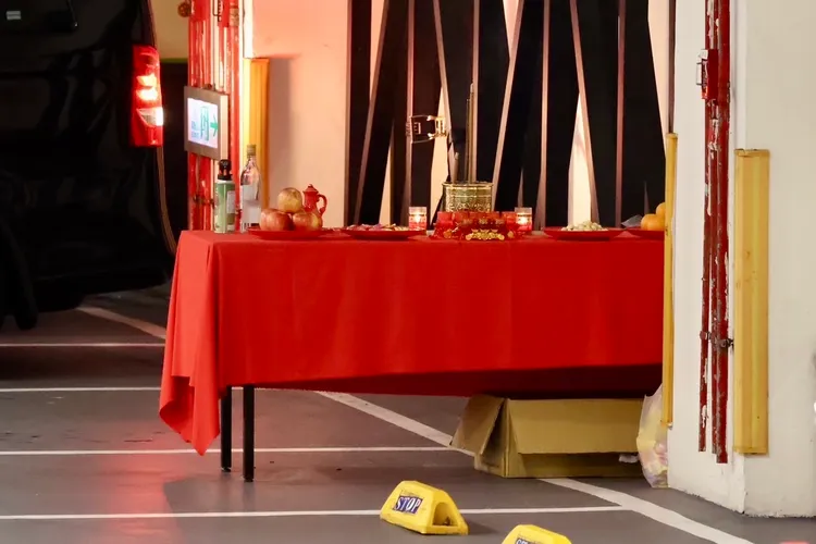 劉德華台北小巨蛋演唱會後台，擺放供桌祭拜演唱會順利。特勤中心攝