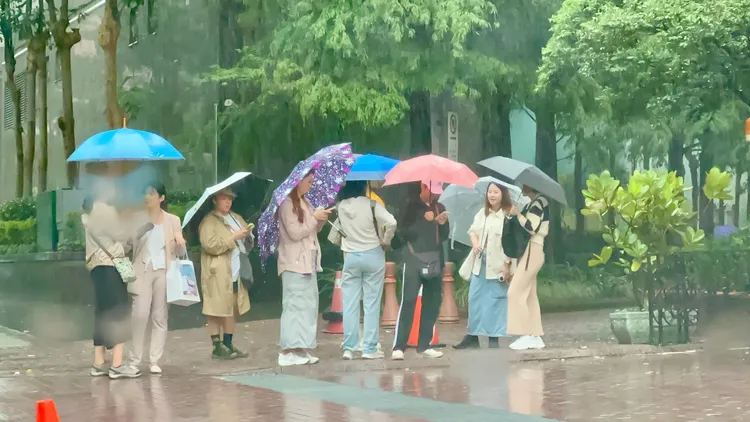 劉德華下榻文華東方酒店外，一大早就有近20位粉絲冒雨撐傘守候。特勤中心攝