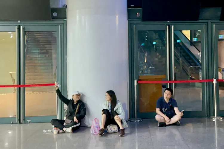 劉德華粉絲們齊聚台北小巨蛋北區入口，高舉手機合唱《世界第一等》、《你怎麼捨得我難過》。特勤中心攝