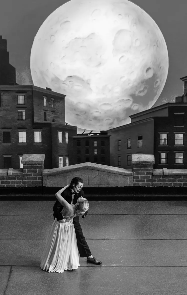 小丑與莉翩翩起舞，投射出亞瑟內心浪漫的一面。華納兄弟影像提供