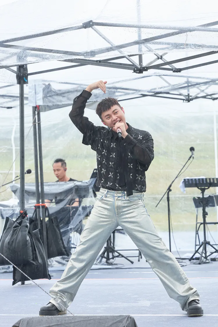 許富凱俏皮地向歌迷比愛心。台灣好基金會提供