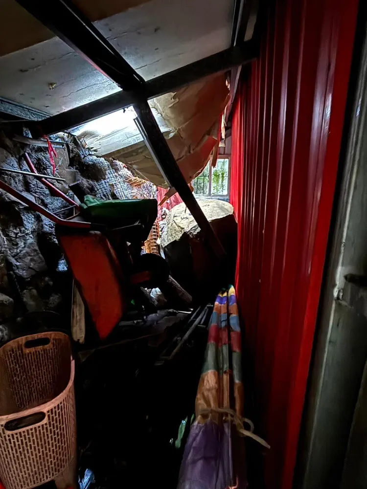 部分落石從破裂的屋頂掉進圓山福德宮內，所幸事件中無人受傷。翻攝照片