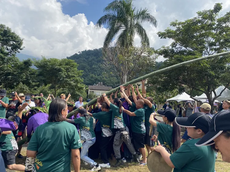 小林夜祭-立向竹。文化局提供