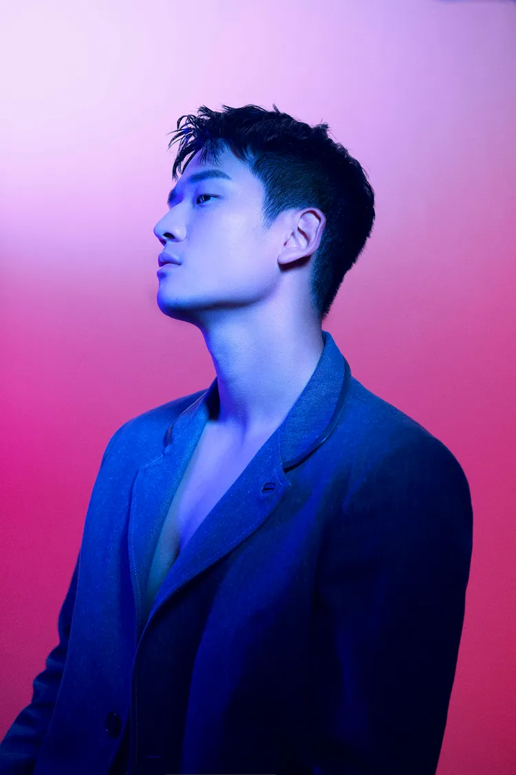 周興哲搶鮮釋出新歌《巴黎的夜晚走走》。星空飛騰提供