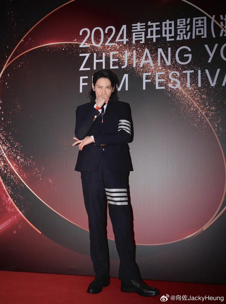 向佐比1摸鼻樑的手勢掀起模仿熱潮。翻攝向佐微博