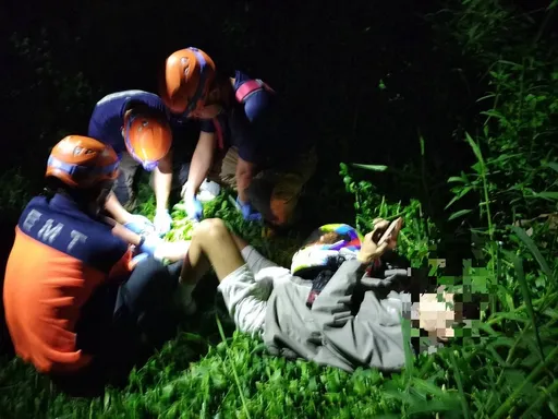 男子夜訪女友返家自撞護欄!噴飛重摔10米深橋下 這顆救了一命