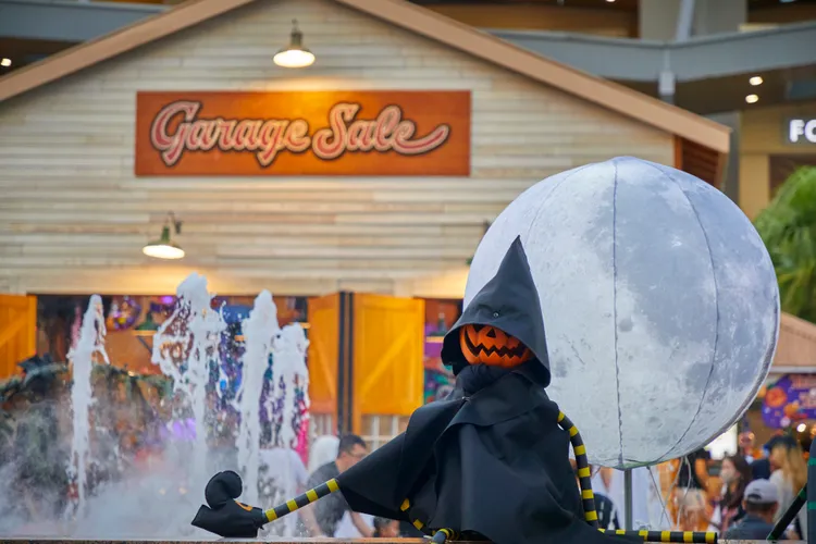 南瓜頭女巫高坐在噴水池上方，隨時準備施展她的神秘法術，靜靜的等待每位訪客的到來。業者提供