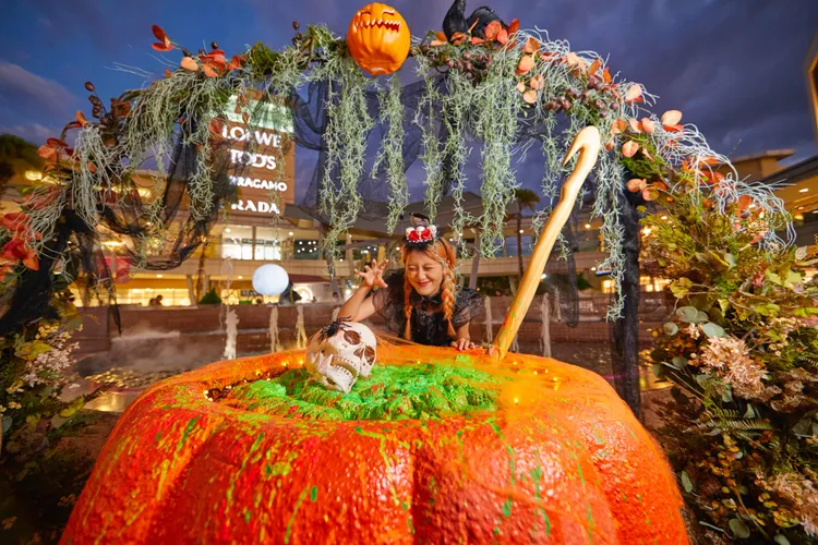 在煙霧繚繞的噴水池前，巨大毒湯鍋正冒著詭異綠色泡泡，周圍布滿氛圍感滿點的萬聖節道具，絕對是今秋必訪的扮鬼搞怪打卡點。業者提供