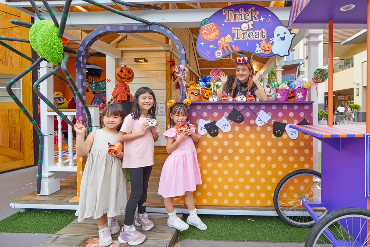 萬聖節當然也少不了最經典的討糖活動!在10/19、10/20、10/26、10/27連續兩個周末的下午4點，快將孩子換上最驚悚可愛的萬聖裝扮，來一期廣場跟大家共度搞怪萌時光。業者提供