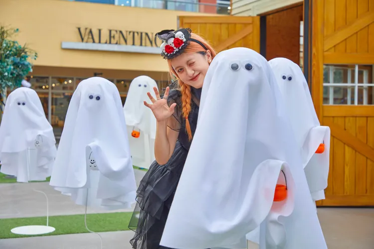 華泰萬聖節主題結合巫婆神秘黑魔法與Spooky Ghost的搞怪魅力，透過略帶驚悚又可愛的設計元素，邀請大家跟著搗蛋小鬼盡情穿梭於巫婆的奇幻世界中。業者提供