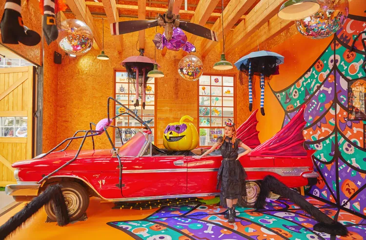 一期車庫內停放著女巫心愛的邪惡亮紅敞篷車，被施咒的南瓜頭在車上等著跟大家一起出門去兜風。業者提供